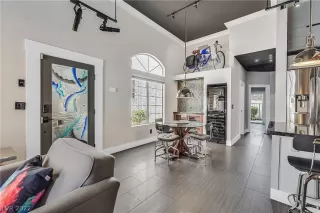 Photo #6: 2400791 Listing