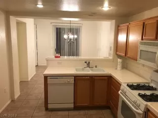 Photo #5: 2400799 Listing