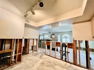 Photo #5: 2400837 Listing