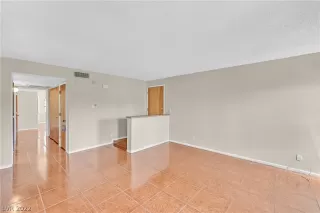 Photo #4: 2401019 Listing