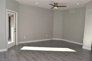 Photo #5: 2401116 Listing 