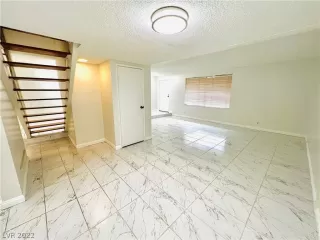 Photo #3: 2401129 Listing