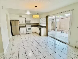 Photo #4: 2401129 Listing