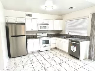 Photo #5: 2401129 Listing