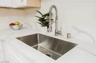 Photo #5: 2401174 Listing 