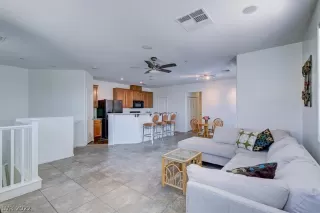 Photo #3: 2401221 Listing