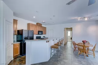 Photo #4: 2401221 Listing