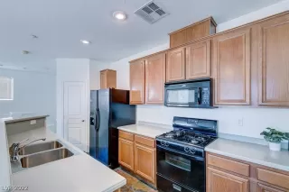 Photo #5: 2401221 Listing