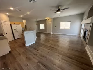 Photo #4: 2401225 Listing