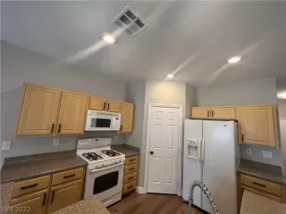 Photo #5: 2401225 Listing