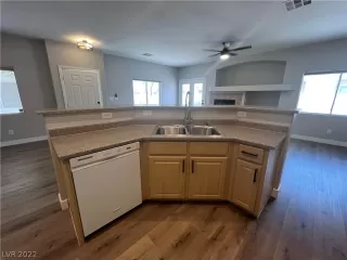 Photo #6: 2401225 Listing