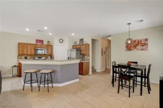 Photo #6: 2401235 Listing