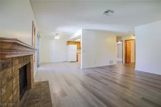 Photo #4: 2401291 Listing