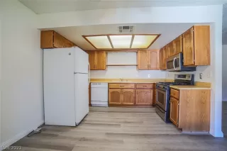 Photo #6: 2401291 Listing