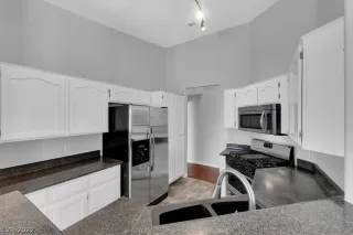 Photo #5: 2401292 Listing