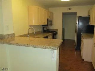 Photo #6: 2401355 Listing 