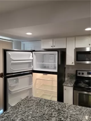 Photo #3: 2401379 Listing