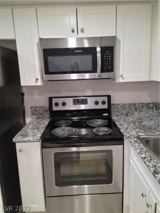 Photo #5: 2401379 Listing