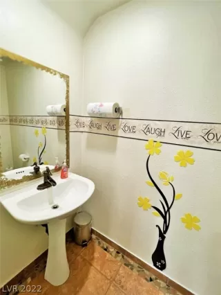 Photo #6: 2401398 Listing