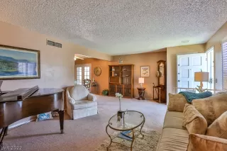 Photo #5: 2401438 Listing