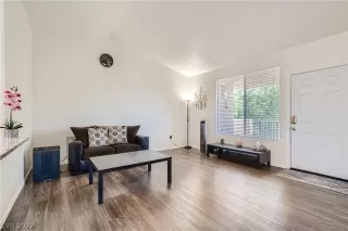 Photo #4: 2401465 Listing