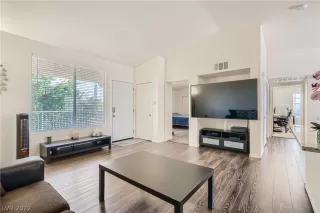 Photo #5: 2401465 Listing