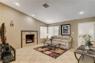 Photo #5: 2401471 Listing