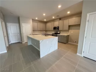 Photo #4: 2401486 Listing 