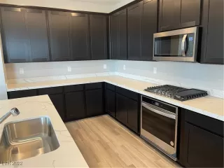 Photo #4: 2401541 Listing 