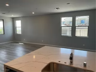 Photo #5: 2401541 Listing 