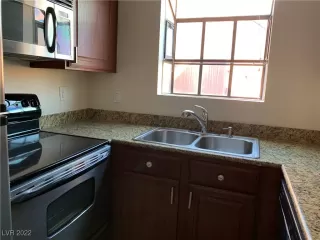 Photo #5: 2401547 Listing 