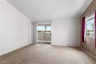 Photo #4: 2401558 Listing