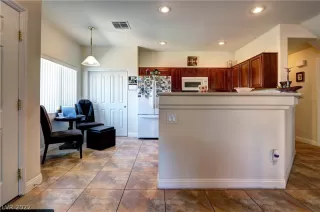 Photo #5: 2401586 Listing