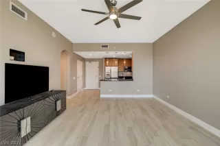 Photo #4: 2401632 Listing 