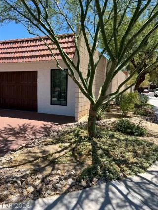 Photo #3: 2401651 Listing