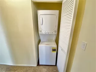 Photo #5: 2401655 Listing 