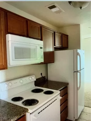 Photo #3: 2401673 Listing