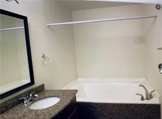 Photo #5: 2401673 Listing