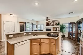 Photo #4: 2401753 Listing