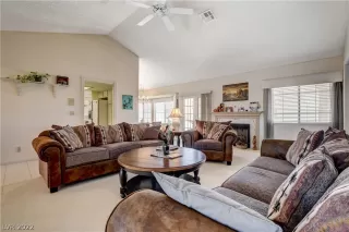 Photo #3: 2401764 Listing