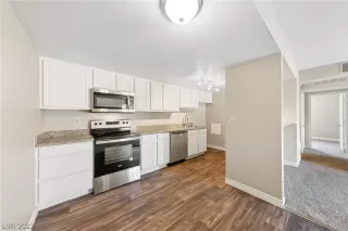 Photo #4: 2401815 Listing