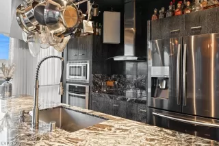 Photo #5: 2401878 Listing 