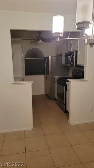 Photo #5: 2401958 Listing