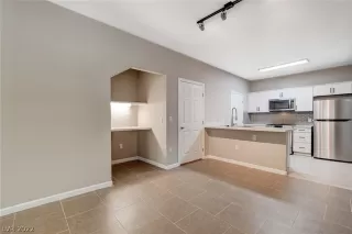 Photo #2: 2401991 Listing