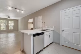 Photo #4: 2401991 Listing