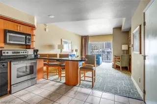 Photo #6: 2401996 Listing