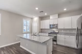 Photo #6: 2402031 Listing