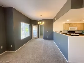 Photo #5: 2402066 Listing