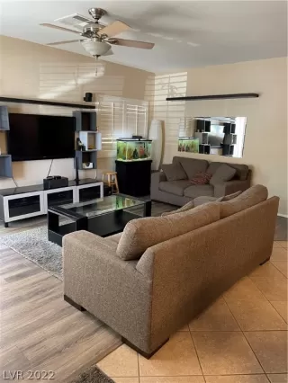 Photo #3: 2402068 Listing