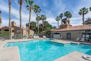 Photo #4: 2402079 Listing